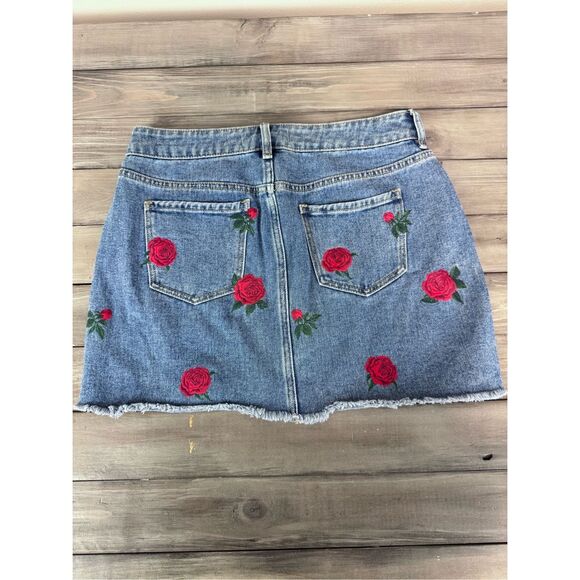 Pacsun Red Rose Embroidered‎ Denim Jean Mini Skirt Raw Hem Size 28 Y2K - Picture 6 of 11